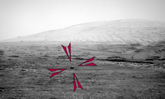 Die Aufnahme der Right Navigation Camera an Bord des Mars-Rovers “Curiosity” vom 2963 Missionstag zeigt einen dunkelglänzenden Brocken vor dem Hintergrund des Mount Sharp. Copyright: NASA/JPL-Caltech