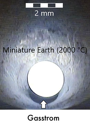Diese Nahaufnahme des Experiments zeigt die heiße, von Gas umströmte Magmaprobe, die so im Schweben gehalten wird. Copyright: P. Sossi / ETH Zürich