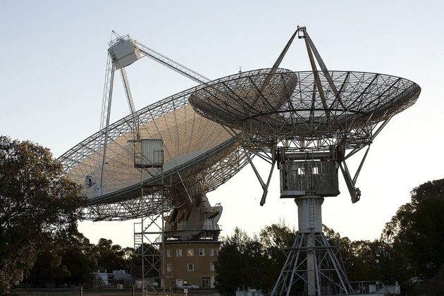 Blick auf die Antennen des australischen Parkes Radioteleskops. Copyright: CSIRO
