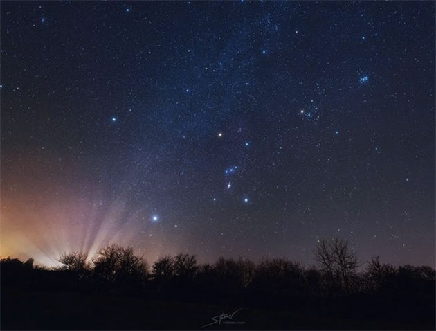 Orion (Bildmitte) jagt die Plejaden (o.r.) über den Nachthimmel. Copyright: Dr. Sebastian Voltmer, www.weltraum.com