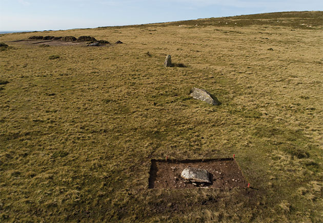 Nur noch ein angedeuteter Bogen aus wenigen, zudem mit einer Ausnahme umgestürtzten Blausteinen, bildet die spärlichen Überreste des einst großen Steinkreises von Waun Mawn in Wales. Copyright/Quelle: A. Stanford / Parker Pearson et al., Antuqitiy (2021)