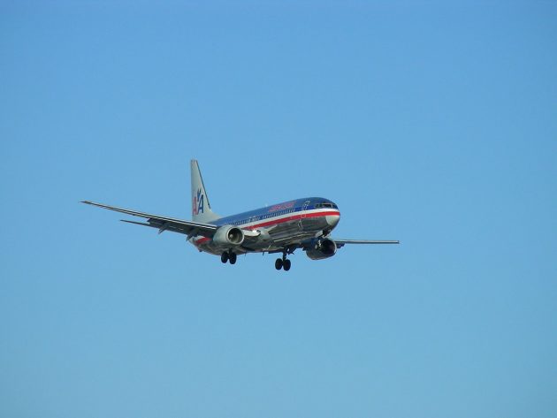 Symbolbild: Eine Maschine der American Airlines im Landeanflug. Copyright: Wikimedia Commons / CC BY-SA 2.0