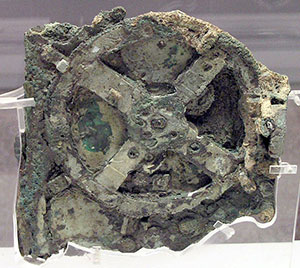 Die Vorderseite des sog. „Fragments A“ des Antikythera-Mechanismus. Copyright: Wikimedia User: Marsyas, CC BY-SA 2.5