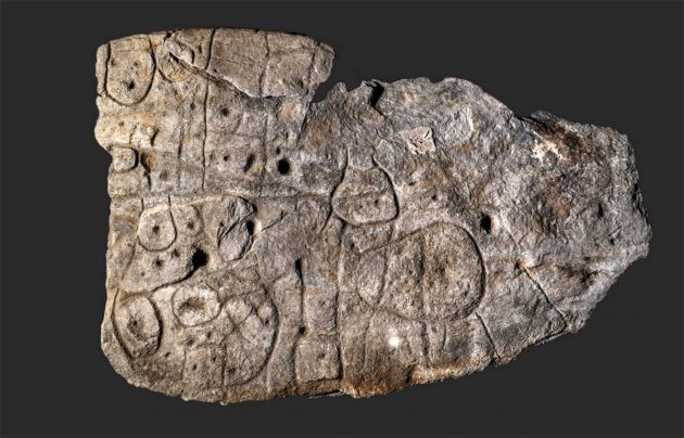 Die Steinplatte von Saint-Bélec Copyright/Quelle: Denis Glicksman, Inrap