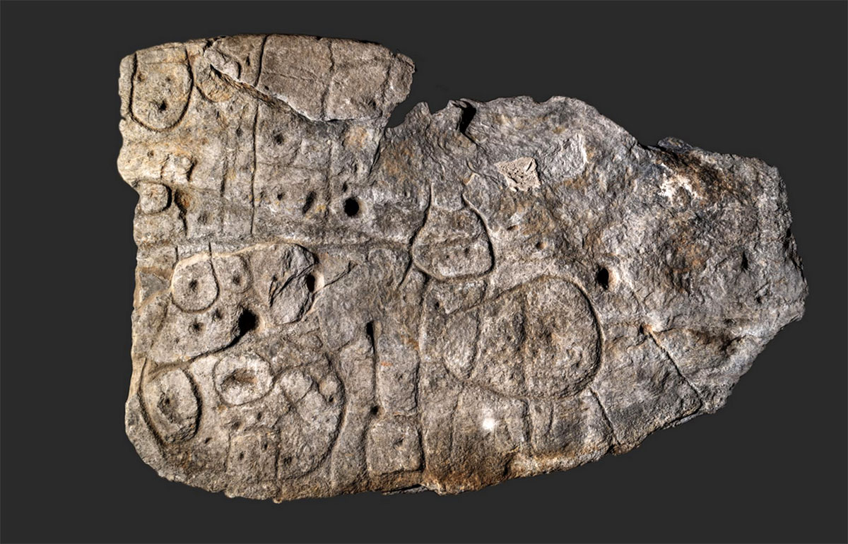 Die Steinplatte von Saint-Bélec Copyright/Quelle: Denis Glicksman, Inrap