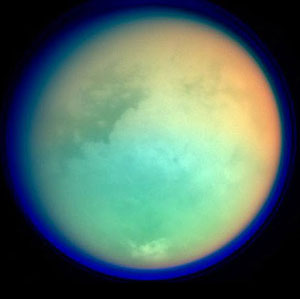 Blick auf den von einer dichten Atmosphäre umgebene größte Saturnmond, Titan. Copyright: NASA/ESA