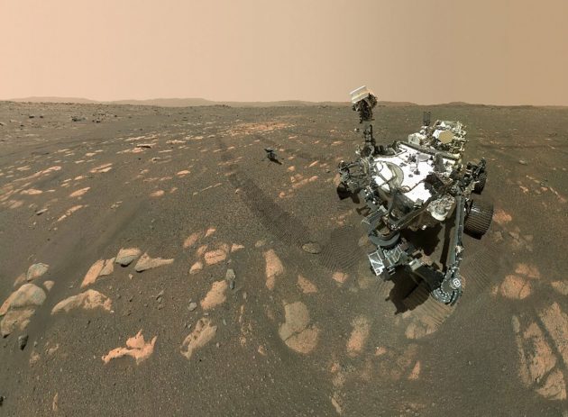 Selfie des NASA-Mars-Rovers „Perseverance“ gemeinsam mit dem Kleinhelikopter „Ingenuity“ auf dem Mars. (Übrigens: So schießen die NASA-Mas-Rover ihre Selfies). https://www.grewi.de/curiosity-selfies20160629/ Copyright: NASA