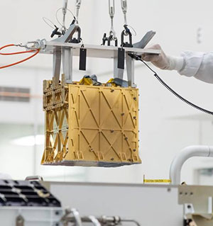 Die mit einer Goldschicht isolierte MOXI-Einheit beim Einbau. Copyright: NASA/JPL-Caltech