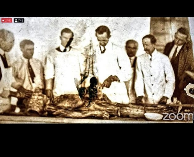 Zeigt dieses Bild die medizinische Untersuchung eines „unbekannten Humanoiden“ in den 1920er Jahren? Einer kritischen Betrachtung hält diese Behauptung nicht stand. Copyright: S. Greer/ ce5film.com