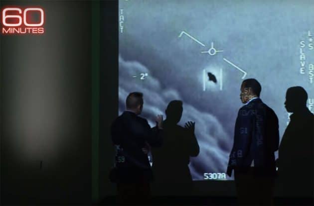 Navy-Pilot Ryan Graves im Interview mit CBS-Moderator Bill Whitaker für „60 Minutes“. Copyright: CBS