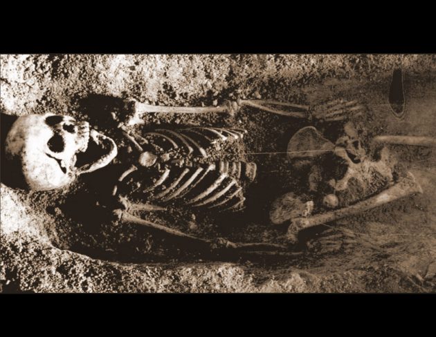 Das Skelett des Mädchens mit dem Finkenkopf im Mund aus der Tunel-Wielki-Höhle in Südpolen. Copyright/Quelle: Wojenka et al., 2021 / Prähistorische Zeitschrift / Archive der Fakultät Archäologie, Universität Warschau