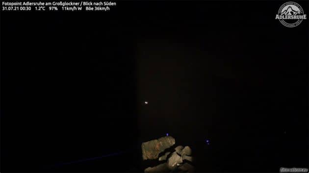 Die Gesamtaufnahme. Zu beachten ist das Bilddetail in der unteren linken Bildhälfte. Hier lädt sich ein Stahlseil nahezu vollständig sozusagen mit einem Elmsfeuer auf. Copyright/Quelle: Erzherzog Johann Hütte – Adlersruhe (erzherzog-johann-huette.at) / foto-webcam.eu