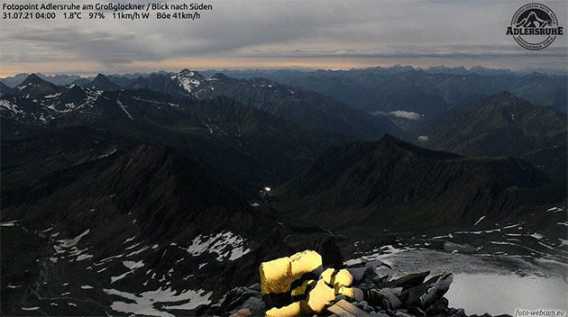 Bei Tag und entsprechendem Wetter bietet die Erzherzog Johann Hütte – Adlersruhe ein nicht minder beeindruckendes Bergpanorama. Copyright/Quelle: Erzherzog Johann Hütter – Adlersruhe (erzherzog-johann-huette.at) / foto-webcam.eu