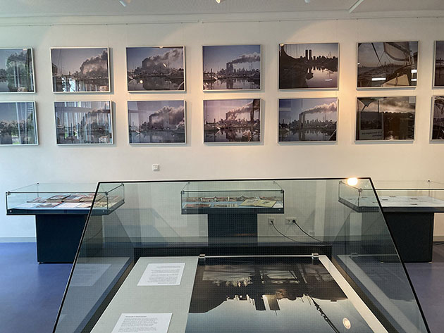 Ein Blick in die Ausstellung, die in zahlreichen Fotos und Artefakten die Ereignisse des 11. September 2001 und die Erinnerung an diesen Tag dokumentiert. Copyright: Jesse Olaf Haunns