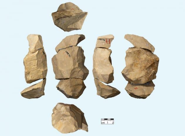 Mittelpaläolithischer Kern aus der Heidenschmiede: Durch Zusammensetzen dieser Steinartefakte konnte das Forschungsteam das verzweigte Herstellungskonzept nachvollziehen. Copyright/Copyright: Jens A. Frick / Universität Tübingen