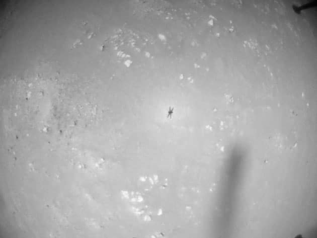 Auf einer der Aufnahmen von Flug 15 liegt ein länglicher Schatten auf dem Mars. (Klicken Sie auf die Bildmitte, um zur Originalaufnahme auf der NASA-Seite zu gelangen.) Copyright: NASA