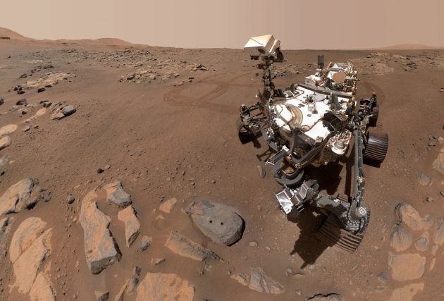 Eines der zahlreichen „Selfies“ des Mars-Rovers „Persevernace“ an seinem Arbeitsort, dem Mars-Krater Jezero. (Übrigens: So machen die Rover ihre „Selfies“) Copyright: NASA/JPL-Caltech/MSSS