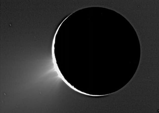 In dieser Gegenlichtaufnahme treten die Fontänen des Saturnmondes Enceladus besonders deutlich hervor. Copyright: NASA/JPL/Space Science Institute