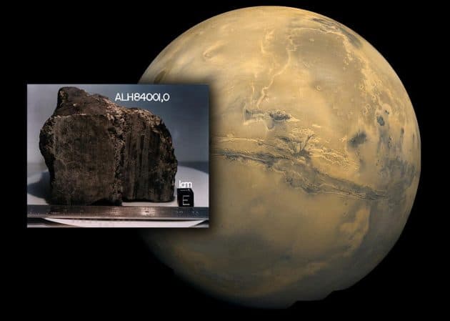 Der Mars-Meteorit ALH 84001 vor dem Hintergrund des Roten Planeten. Copyright: NASA/JSC/Stanford University.