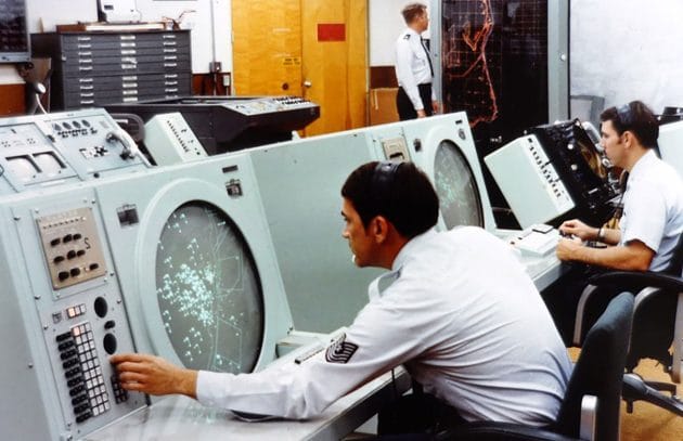 Symbolbild: Historischer Blick in einen Flugüberwachungsraum. Copyright: DianneNH (via Pixabay.com) / Pixabay License