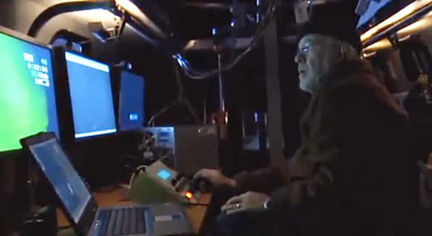 Douglas Trumbull vor den Monitoren im UFOTOG-Humvee. Copyright: Douglas Trumbull