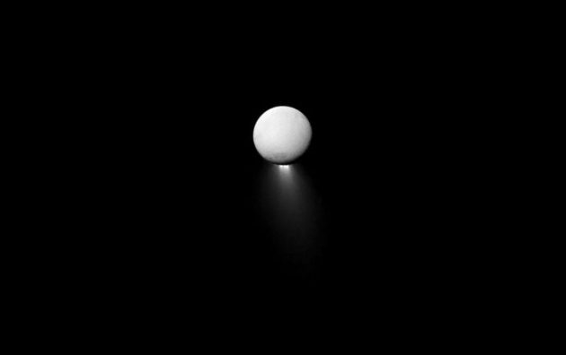 Wasserfontänen aus dem Südpol des Saturnmondes Enceladus zeichnen sich gegen das Hintergrundlicht der Sonne ab. Copyright: NASA
