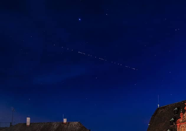 Das klassische Erscheinungsbild eines Starlink-Satellitenzuge in Form einer „Perlenschnur am Nachthimmel“. Copyright: Dktue (via WikimediaCommons) / CC0