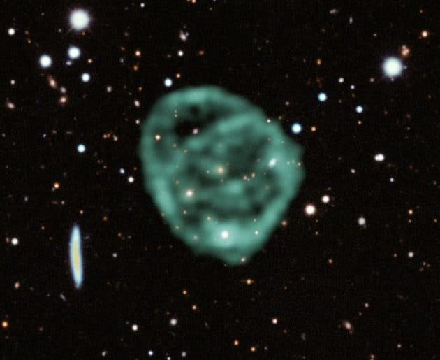 Daten der MeerKAT-Radioteleskope (grün) wurden hier mit Aufnahmen im visuellen und nahen-Infrarotbereich Copyright: J. English (U. Manitoba) / EMU / MeerKAT / DES(CTIO)