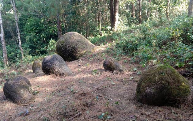 Umgestürzte Steinkrüge am Fundort Herakilo. Copyright: Tilok Thakuria