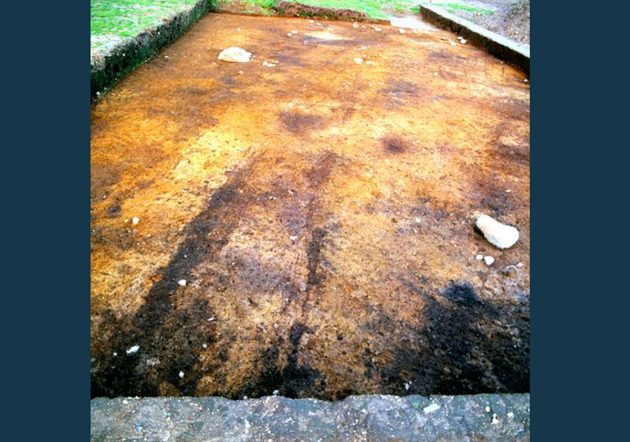 Die beiden dunklen linearen Verfärbungen sind die Wagenspuren, die die Forscherinnen und Forscher in einem der Langbetten (LA3) der Flintbeker Sichel entdeckt haben. Copyright/Quelle: Dieter Stoltenberg / CAU