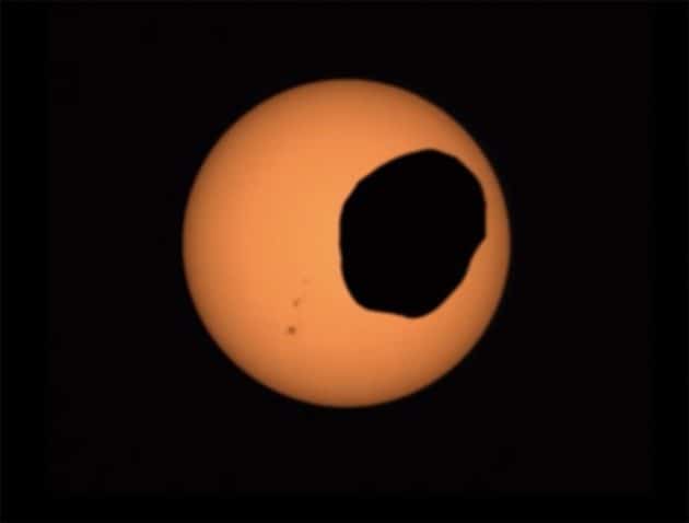 Der Mars-Mond Phobos schiebt sich zwischen Mars und Sonne. Copyright: NASA/JPL-Caltech/ASU/MSSS/SSI