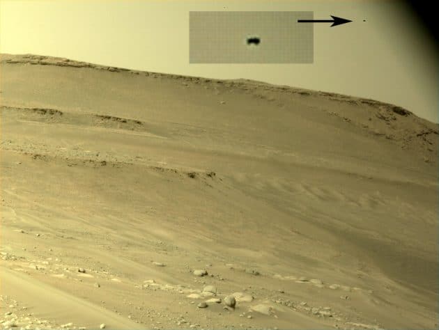 Abb. 2: Zum anderen um eine Aufnahme vom 419. Missionstag (Sol = 25. April 2022), die um 14:29:33 Uhr von der „Right Navigation Camera“ (also „rechten“ Navcam) aufgenommen wurde. Das vermeintliche „UFO-Bilddetail“ sehen Sie vergrößert im Ausschnitt. Klicken Sie auf die Bildmitte, um zum Originalbild der NASA im Online-Archiv der RAW-Bilder der Perseverance-Mission zu gelangen. Copyright: NASA/JPL-Caltech
