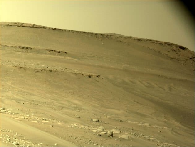 Und hier das Gegenstück zur Aufnahme vom 419. Missionstag (vgl. Abb. 2), die um 09:23:51 Uhr nun von der „Left Navigation Camera“ (also „linken“ Navcam) aufgenommen wurde. Das vermeintliche „UFO-Bilddetail“ ist hier nicht zu finden.Klicken Sie auf die Bildmitte, um zum Originalbild der NASA im Online-Archiv der RAW-Bilder der Perseverance-Mission zu gelangen. Copyright: NASA/JPL-Caltech