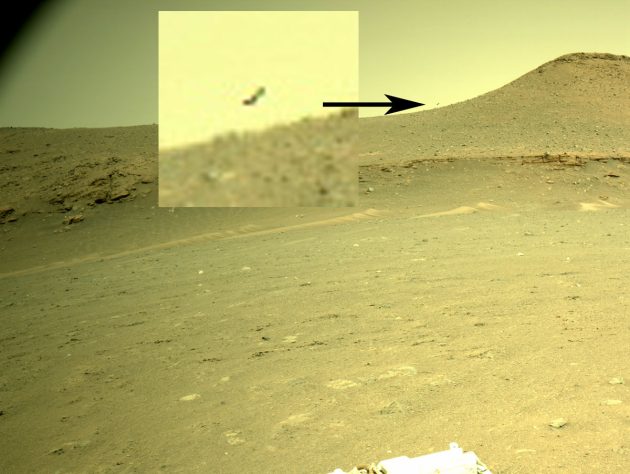 Eine Aufnahme vom 406. Missionstag (Sol = 11. April 2022), die um 09:25:38 Uhr von der „Left Navigation Camera“ (also „linken“ Navcam) aufgenommen wurde. Auch hier ist das identische vermeintliche „UFO-Bilddetail“ zu sehen (siehe Ausschnitt). Klicken Sie auf die Bildmitte, um zum Originalbild der NASA im Online-Archiv der RAW-Bilder der Perseverance-Mission zu gelangen. Copyright: NASA/JPL-Caltech