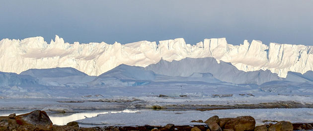 An der Oberfläche der östlichen Antarktis – hier ein Blick auf die auf die Küste treffen gewaltige Eisschicht – sind die subglazialen Seen kaum zu erkennen. Copyright/Quelle: Shuai Yan/UT Jackson School of Geosciences