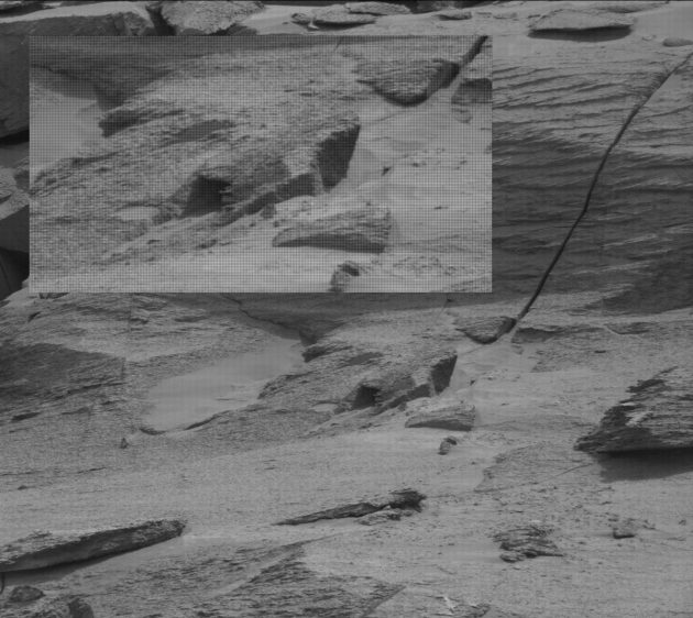 Die Curiosity-Aufnahme (2022-05-07T07:58:31.000Z) zeigt, dass das vermeintliche „große Tor“ nicht die einzige Struktur dieser Art in der Umgebung ist, wenn auch die deutlich größere. (Klicken Sie auf die Bildmitte, um zum Original in der NASA-Bilddatenband zu gelangen.) Copyright: NASA/JPL-Caltech/MSSS