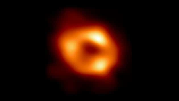 Diese Abbildung zeigt zum ersten Mal Sgr A*, das supermassereiche schwarze Loch im Zentrum unserer Galaxie. Es ist der erste direkte visuelle Nachweis für die Anwesenheit dieses Schwarzen Lochs. Copyright: EHT Collaboration