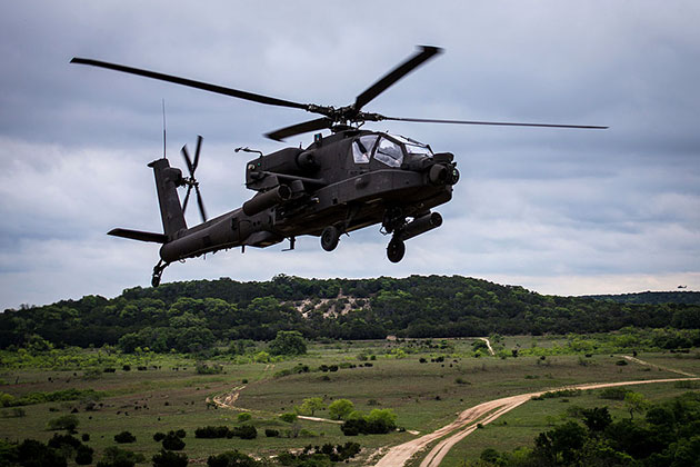 Archivbild: Ein Apache AH-64D im Einsatz. Copyright/Quelle: Maj. Randall Stillinger (via WikimediaCommons) / Gemeinfrei