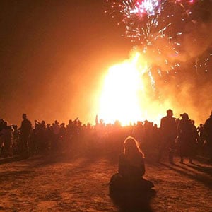 Anblick des gewaltigen Lagerfeuers am Burning man 2016. Copyright/Quelle: Beth Scupham (via WikimediaCommons) CC BY-SA 2.0