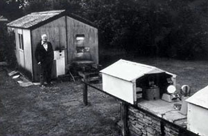 Harold Hill vor seinem Heliospektroskop, 1977. Quelle: BAA