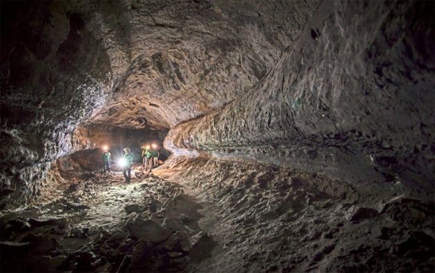 Erforschung einer Lava-Röhre auf Lanzarote. Copyright: ESA / E.Ricci