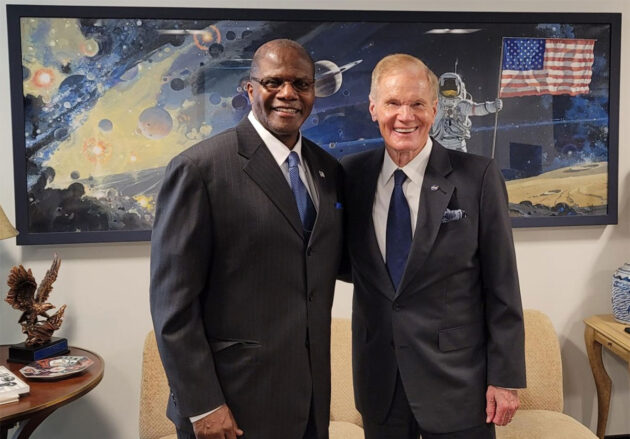 Unterstaatssekretär für Geheimdienste und Sicherheit Ronald S. Moultrie (l.) gemeinsam mit NASA-Administrator Bill Nelson. Copyright: twitter.com/USD_IntelSec