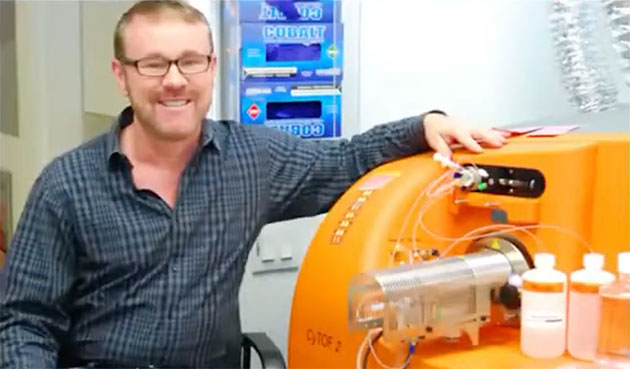 Prof. Dr. Gary Nolan mit einer seiner an der Standford University gemachten medizinischen Erfindungen. Copyright/Quelle: Nolan