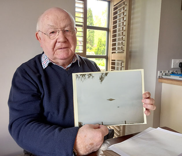 Der ehemalige RAF-Presseoffizier Craig Lindsay mit dem Abzug eines der Calvine-Fotos im Mai 2022. (Klicken Sie auf die Bildmitte, um zu einer vergrößerten Darstellung zu gelangen.) Copyright: David Clarke 2022