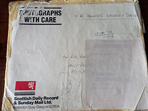 Der Umschlag, in dem der „Daily Record“ die Calvine-Fotos 1990 an die Royal Air Force schickte. (Klicken Sie auf die Bildmitte, um zu einer vergrößerten Darstellung zu gelangen.) Copyright David Clarke 2022