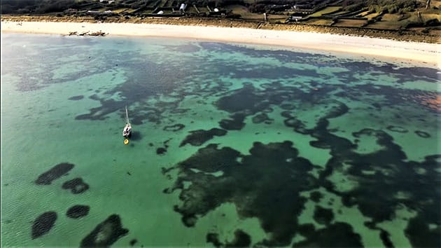 Luftbild der Seegraswiesen vor der Higher Town Bay auf St. Martin‘s im August 2021. Copyright/Quelle: Dominic Heydon, reproduced with permission by R. M. Warwick