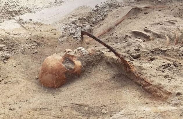 Eine Sichel vor der Kehle sollte diese Frau von der Wiederkehr aus ihrem Grab abhalten. Copyright: Miroslav Blicharski / Aleksander Poznan