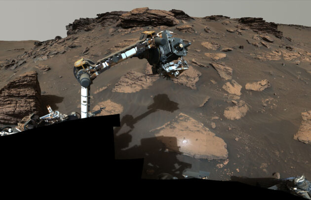 Der Greifarm des NASA-Mars-Rovers „Perseverance“ bei der Arbeit im Mars-Krater Jezero. Copyright: Credits: NASA/JPL-Caltech/ASU/MSSS