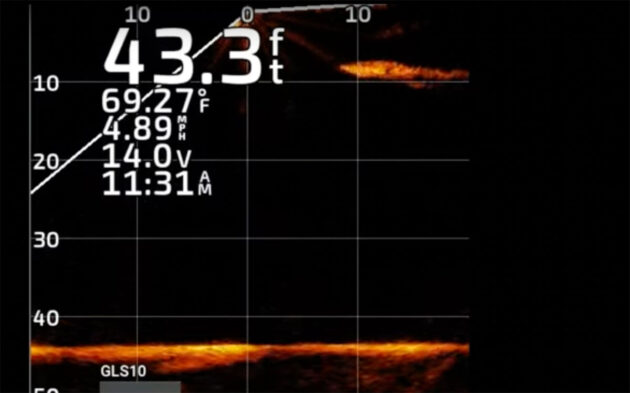 Sonaraufnahmen aus dem Lake Champlain vom 10. September 2022 zeigen ein auf etwa 10ft Tiefe durch den See schwimmendes Signal. Copyright: Katy Elizabeth, Champ Search 2019