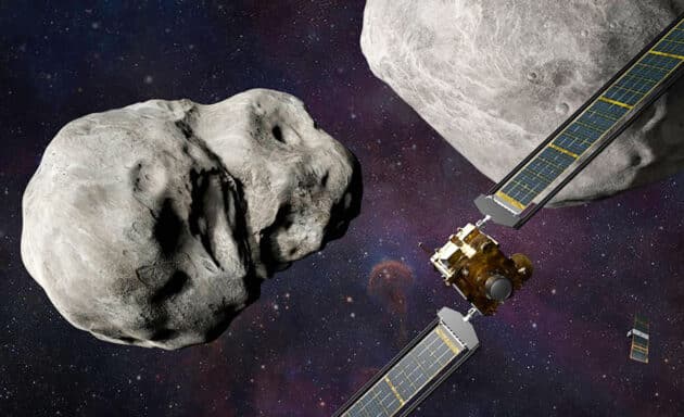 Künstlerische Darstellung des Anfluges der DART-Sonde an das binäre Asteroidensystem Diddymos bzw. Diddymos-Dimorphos. Beobachtet wird die Kollision von einem Kleinstsatelliten (Ilu.). Copyright: NASA/Johns Hopkins APL/Steve Gribben